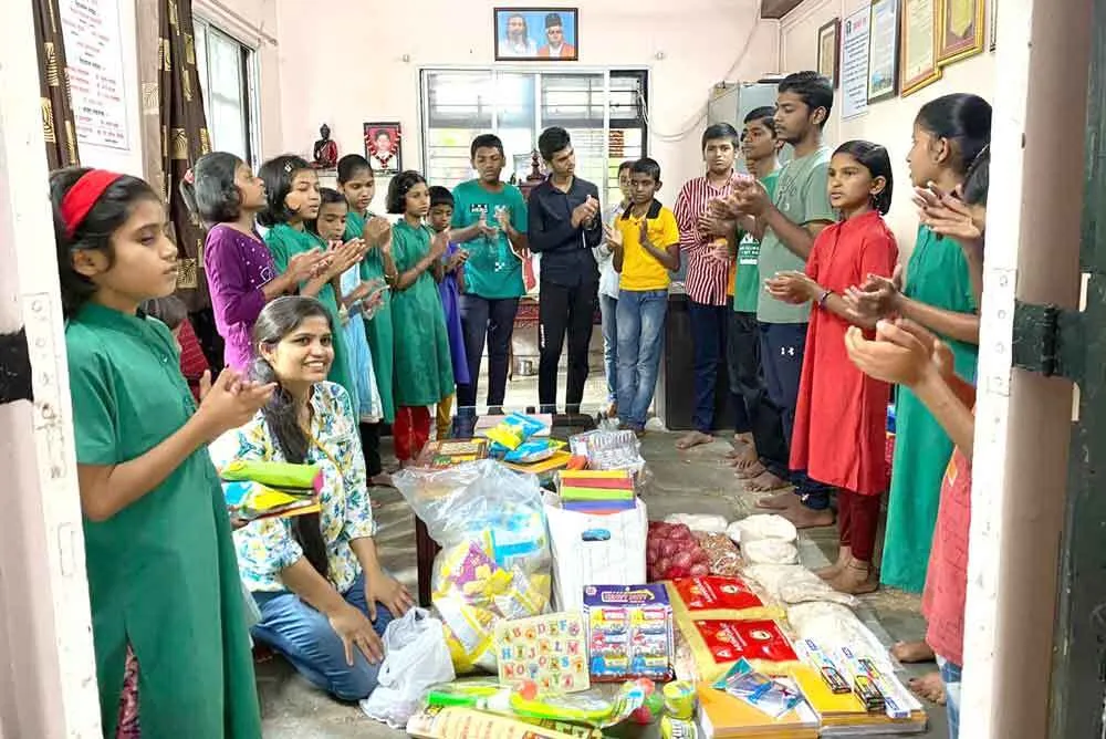 मोनिका इन्सां ने अपने जन्मदिन पर 30 अनाथ बुजुर्गों को फल व राशन किए वितरित