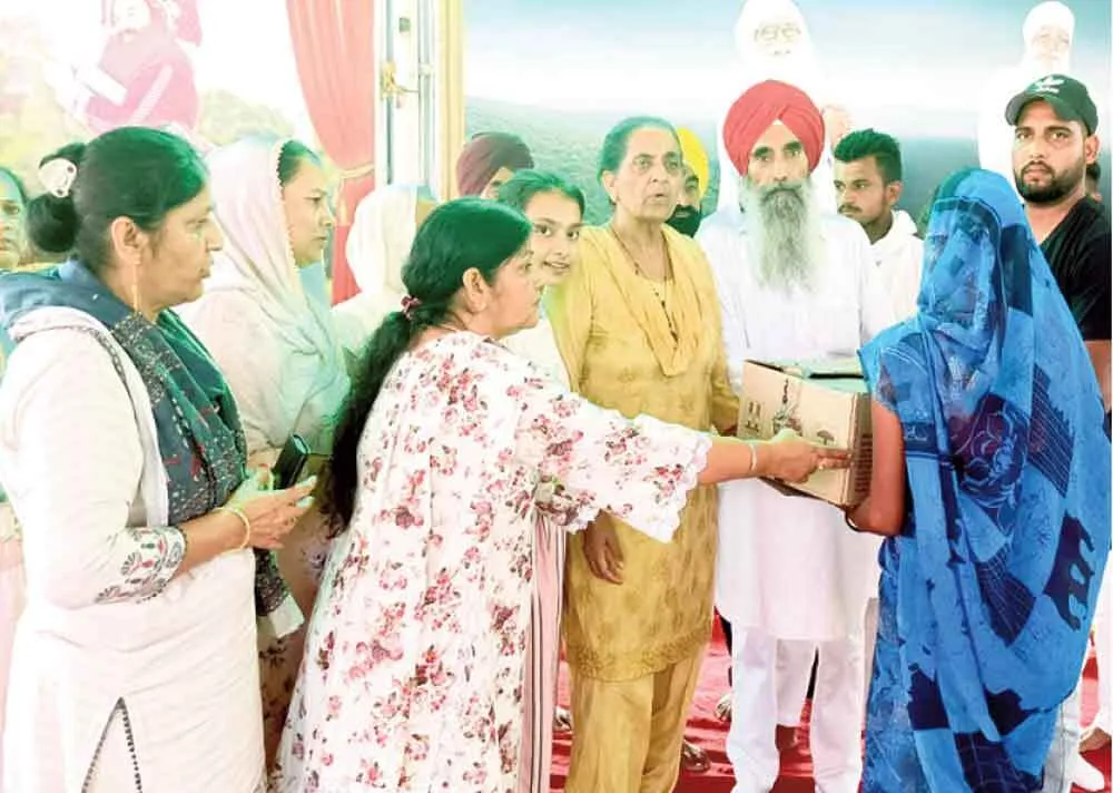 10 परिवारों को बांटा राशन, पर्यावरण की शुद्धता के लिए लगाए पौधे