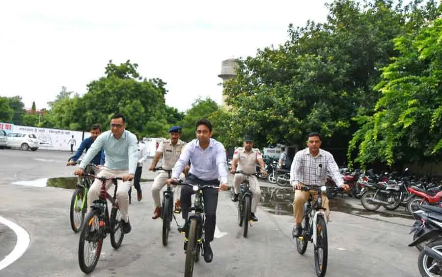 विश्व कार फ्री डे: साइकिल से कार्यालय पहुंचे उपायुक्त, दिया पर्यावरण संरक्षण का संदेश