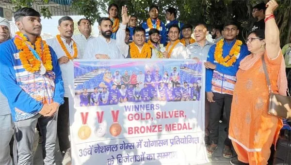 राष्ट्रीय खेलों में मेडल जीतकर लौटे खिलाड़ियों का भव्य स्वागत