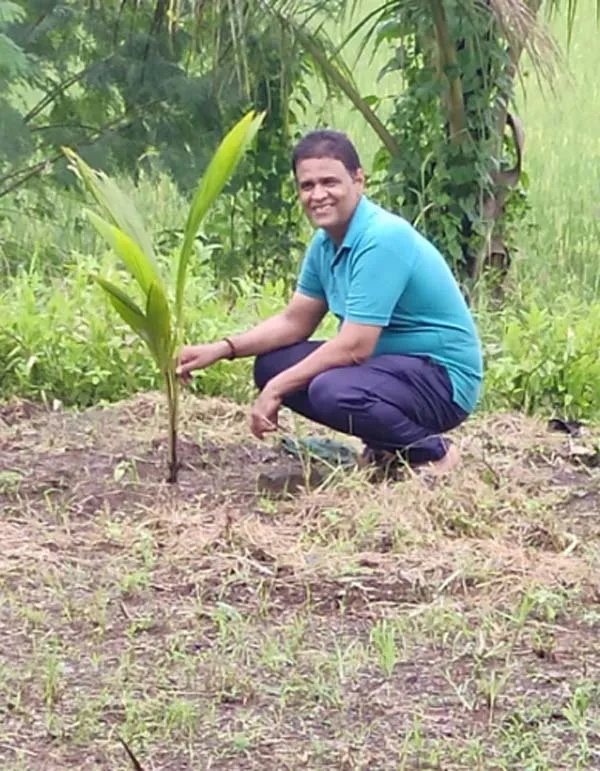 महाराष्ट्र: शादी की वर्षगांठ पर दंपति ने किया पौधारोपण