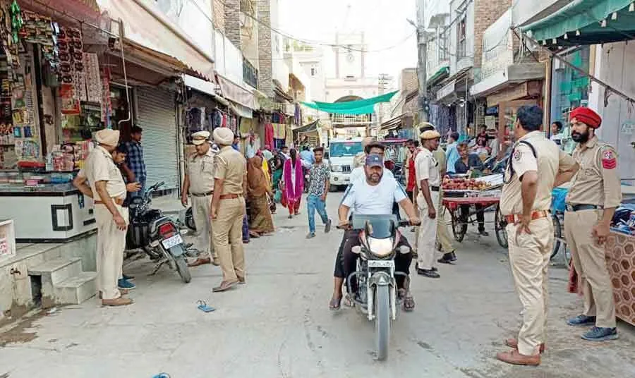 अबोहर: डीएसपी ने पुलिस टीम के साथ नाकाबंदी कर वाहनों की चैकिंग की
