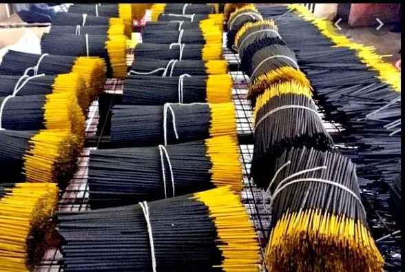 मंदिरों में चढ़ने वाले फूलों से अगरबत्ती बनाकर किया जा रहा है विक्रय