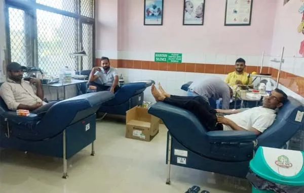 साध-संगत ने आप्ररेशन के दौरान 10 यूनिट रक्त दिया