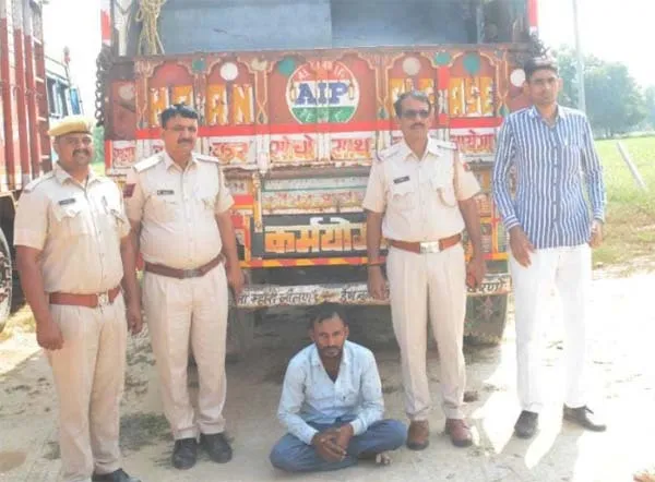लकड़ी की गिट्टियों की आड़ में तस्करी कर ले जाई जा रही शराब पकड़ी