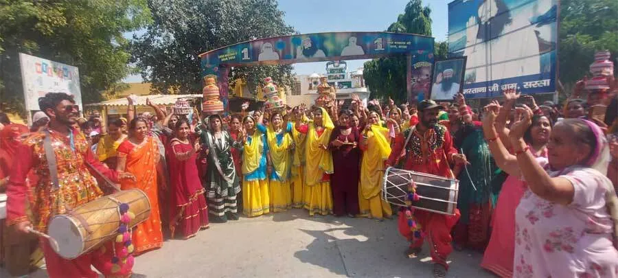 पूज्य गुरु जी के दर्शन पाकर खुशी से विभोर हुई साध-संगत