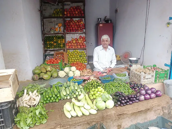 बेमौसमी बारिश से सब्जियों की फसल बर्बाद, किसान चिंतित