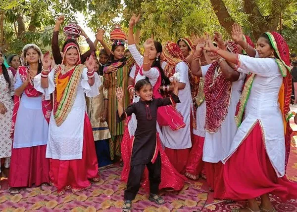 गोरीवाला में रंग-बिरंगे परिधान पहन महिलाओं ने निकाली जागो