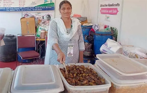खूब पसंद किया जा रहा मंजीत कौर के हाथों से बना मुरब्बा व अचार