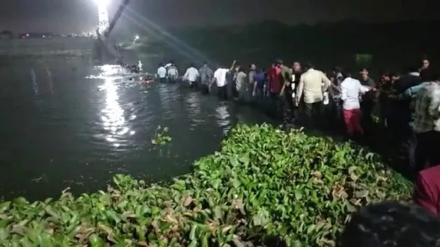 गुजरात में ब्रिज टूटा, 141 लोगों की मौत, कई लोगों के दबे होने की आशंका