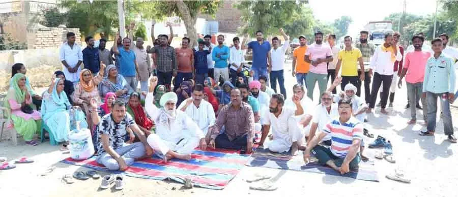 निर्माण कार्य की धीमी गति बनी परेशानी का सबब, किया सांकेतिक चक्काजाम