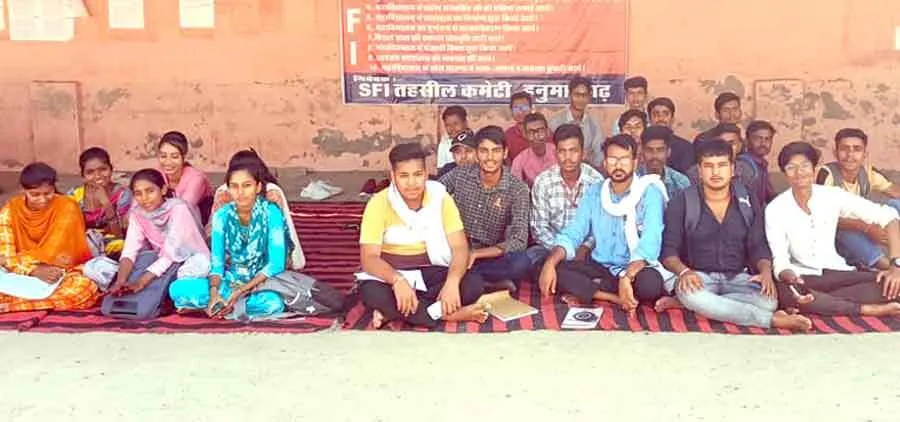 किताबों के लिए धरना, प्राचार्य बोले, पर्याप्त है किताबें