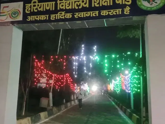 दीवाली की चकाचौंध शुरूदीवाली पर शहीदों को किया नमन, शहीदों की याद में जलाये दीये