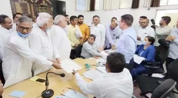 आदमपुर उप चुनाव: कांग्रेस प्रत्याशी जयप्रकाश ने भरा नामांकन