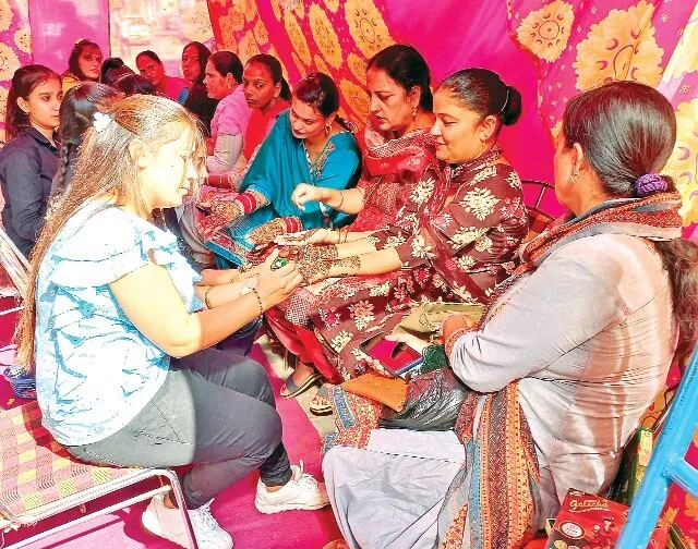 करवा चौथ त्यौहार पर बाजारों में लगी रौनकें
