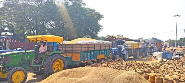 जाम हुई अनाज मंडी, घंटों जाम में फंसे रहे ट्रेक्टर-ट्राली व ट्रक