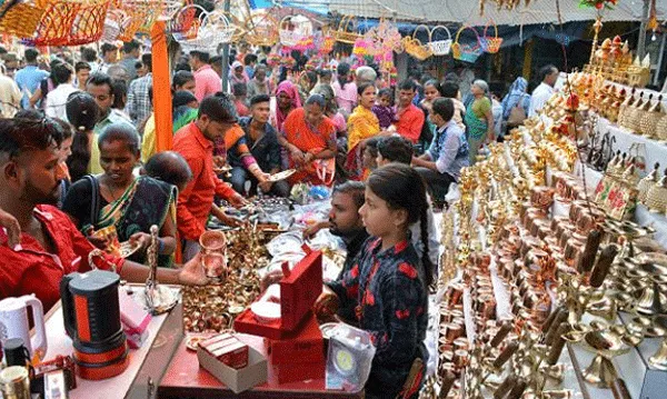 धनतेरस के स्वागत के लिए सजा बाजार, अब खरीदारों का इंतजार