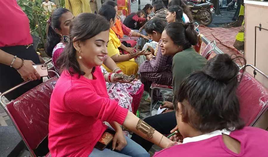 करवा चौथ पर लगाया गया मेहंदी का स्टाल