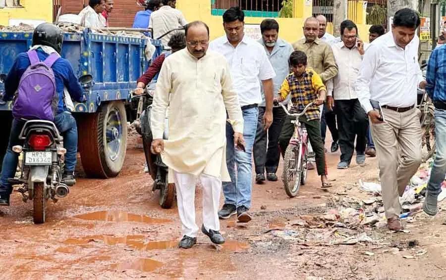 टूटी सड़कों, ओवरफ्लो सीवरेज को विधायक ने तुरंत सही करने के दिए आदेश