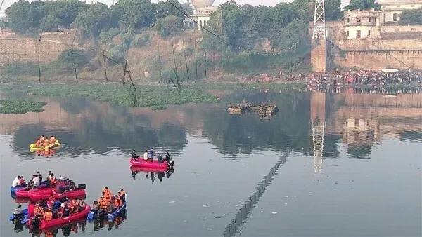 गुजरात: चीख पुकार, डूबते लोग, चारों तरफ चीत्कार और अपनों को तलाशती आंखें…15 घंटे से रेस्क्यू जारी