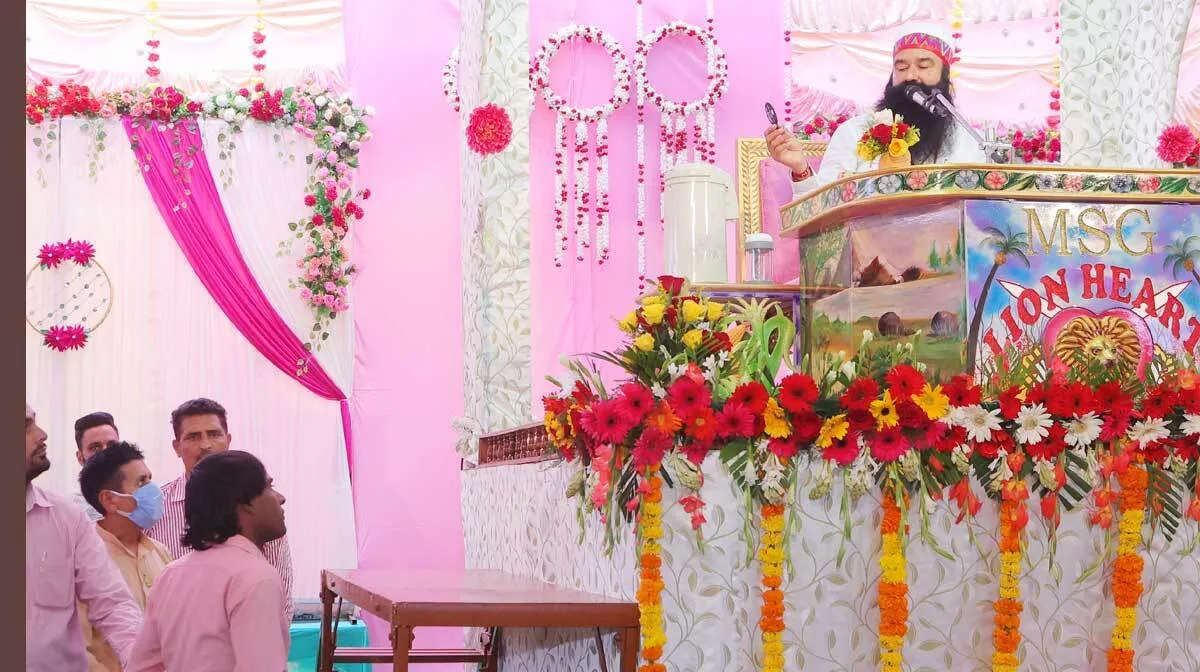 पूज्य गुरु जी ने दिव्यांग को सौंपी मकान की चाबी