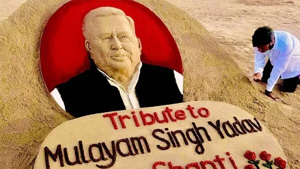 पंचतत्व में विलीन हुए मुलायम सिंह, अखिलेश ने दी मुखाग्नि