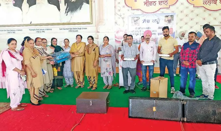ब्लॉक स्तरीय नाम-चर्चा में सच-कहूँ के लक्की ड्रॉ विजेताओं को बांटे इनाम