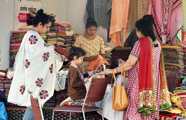 सरस मेले पर चढ़ा करवाचौथ का रंग