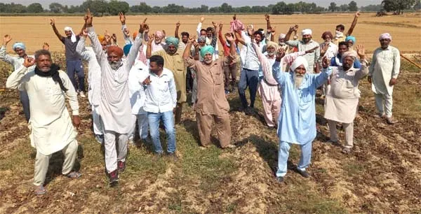 गांव लक्कड़ांवाली में सेवा के साथ डाले भंगड़े