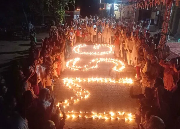 सतगुरु के आगमन की खुशी, दीयों की कतारों से बनाई रंगोली