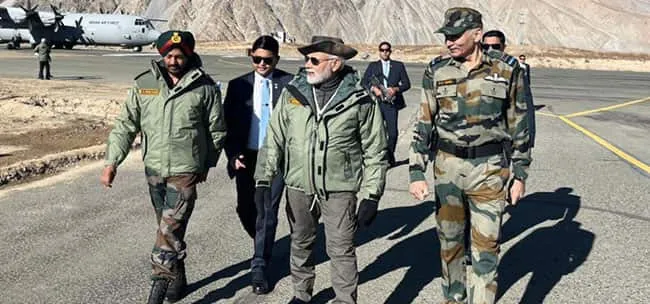 पीएम मोदी करगिल पहुंचे, सेना के जवानों के साथ मनाएंगे दीपावली