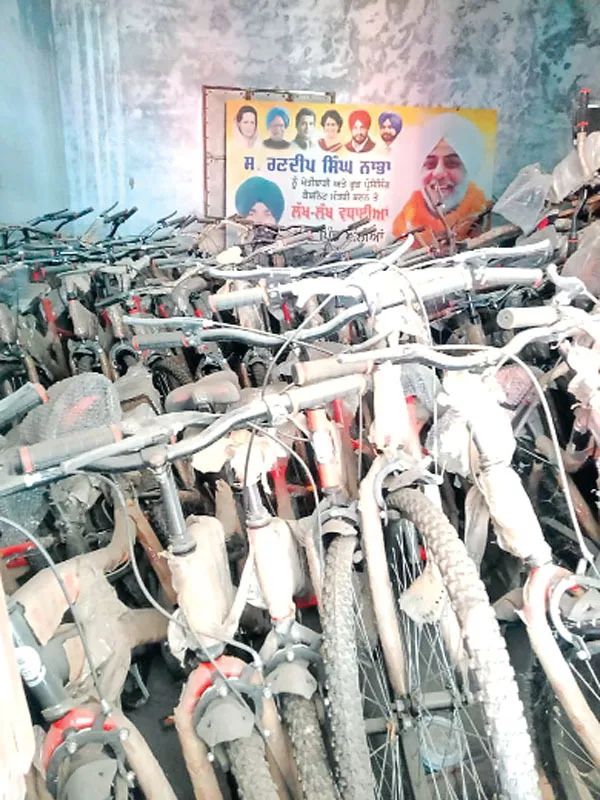 विभाग की लापरवाही, विद्यार्थियों को दिए जाने वाले साईकिल हो रहे खराब