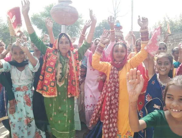 रंग-बिरंगे परिधान पहनकर निकाली जागो