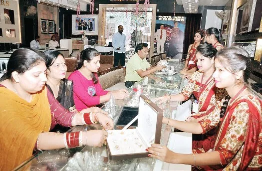 दीपावली को लेकर राजस्थान, हरियाणा के बाजारों में लगी रौनक