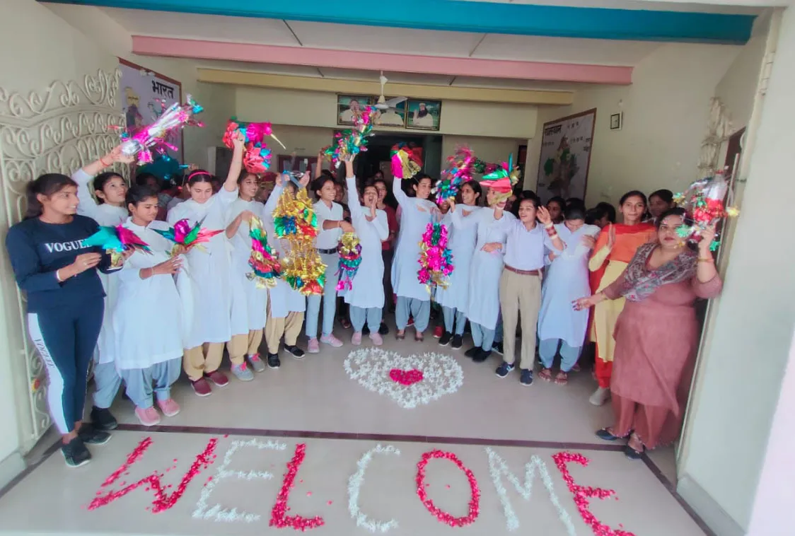 पूज्य गुरु जी के दर्शन पाकर खुशी से झूमी शाह सतनाम जी गर्ल्स स्कूल श्री गुरुसर मोडिया की छात्राएं