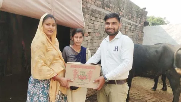 तनुज इन्सां व शिवानी इन्सां ने राशन वितरित कर मनाई शादी की पहली वर्षगांठ