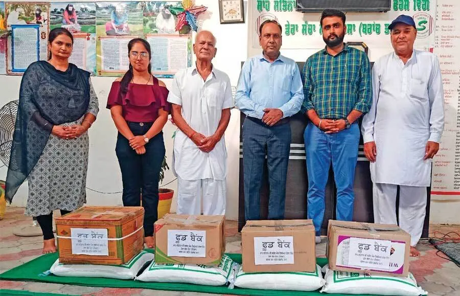 डेरा श्रद्धालु परिवार ने अपने बुजुर्ग की वर्षगांठ पर जरूरतमंद परिवारों को दिया राशन