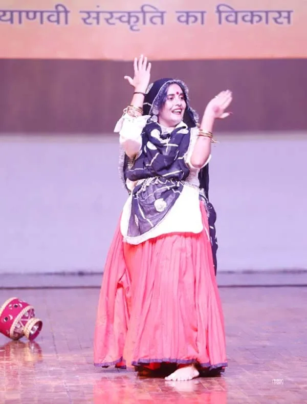 Ratnavali festival : हरियाणवी संस्कृति से सरोबोर गीतों पर जमकर थिरके कलाकार