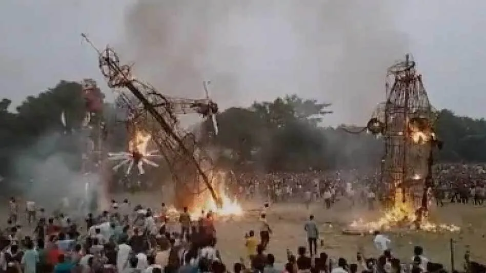 रावण हुआ ‘हमलावर’, दहन के बाद पुतले से निकलने लगे ‘अग्निबाण’, लोगों के साथ-साथ पुलिस वाले भी भागे