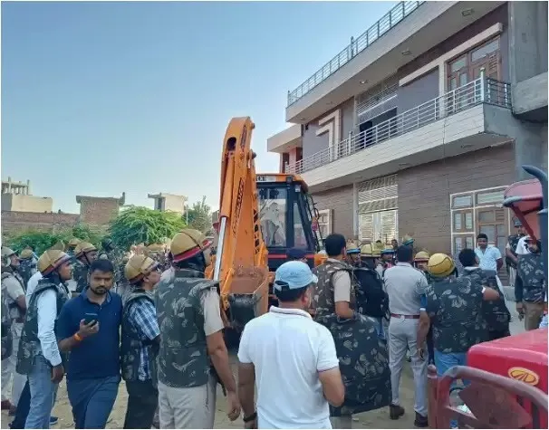 नशा तस्कर के 3 मंजिला मकान पर चला बुलडोजर
