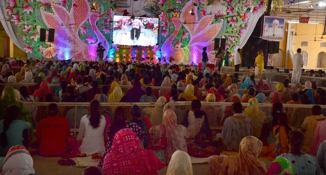 पूज्य गुरु जी बोले, स्वर्ग यहीं है बस देखने का अपना-अपना नजरिया होना चाहिये