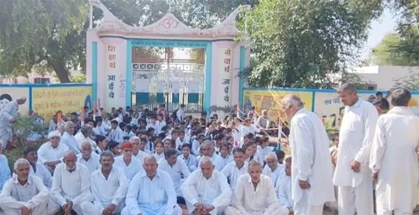 अध्यापकों की कमी को लेकर विद्यालय गेट पर जड़ा ताला