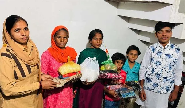 जरूरतमंद की मदद कर मनाया बेटे का जन्मदिन
