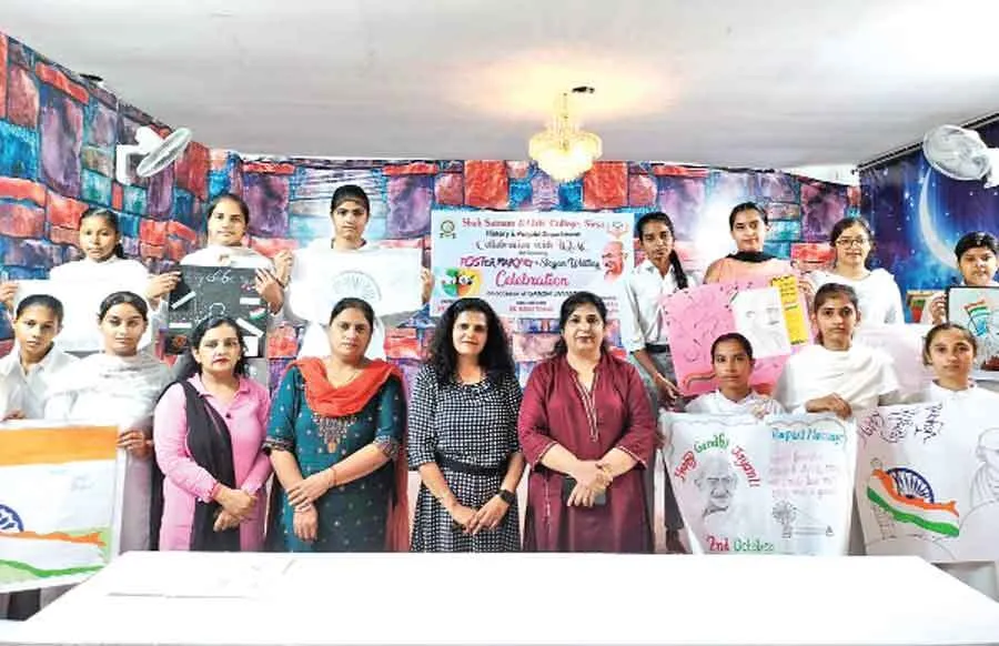 शाह सतनाम जी गर्ल्स कॉलेज में पोस्टर मेकिंग व स्लोगन राइटिंग प्रतियोगिता