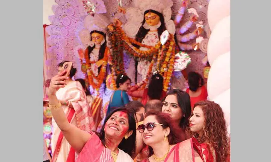 भव्यता से सिंदूर खेला के साथ दुर्गा पूजा का हुआ समापन