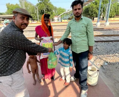 पूज्य गुरु जी का आह्वान और जरूरतमंदों की मदद करके दीवाली मनाने में जुटी साध संगत