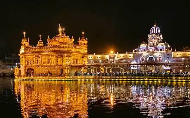 भ्रमण से लौटा कला एवं वाणिज्य संकाय के विद्यार्थियों का दल