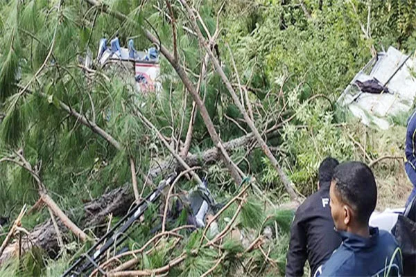 खाई में गिरी बारातियों की बस में अब तक पच्चीस लोगों की मौत