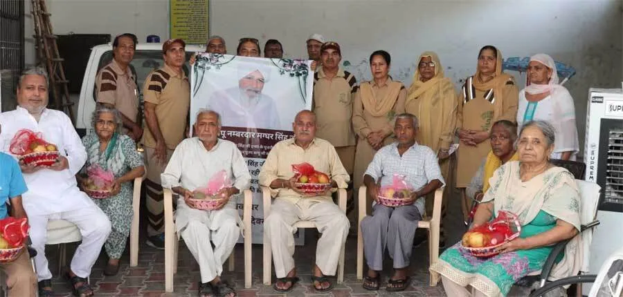 पानीपत की साध-संगत ने वृद्ध आश्रम में जाकर बुजुर्गों को फल वितरित किए