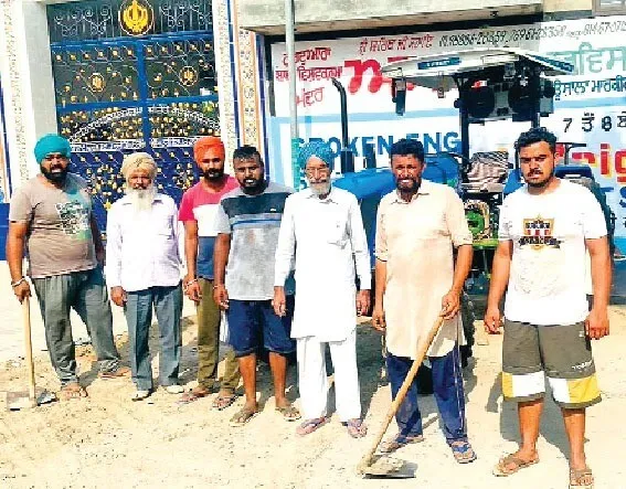 ब्लॉक जगराओं के सेवादारों ने खस्ताहाल सड़क को किया साफ